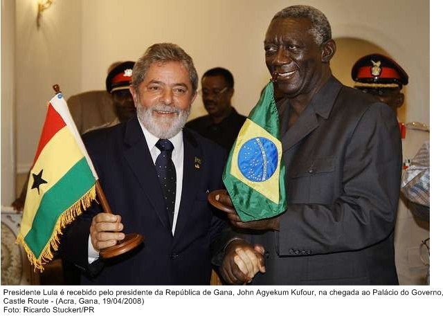 Presidente Lula é recebido pelo presidente da República de Gana, John Agyekum Kufuor, na chegada ao Palácio do Governo Castle Route.