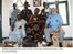 Presidente Lula posa para foto ao lado de africanos durante visita a casa do Brasil em Gana, na África.