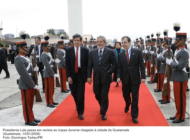Presidente Lula passa em revista as tropas durante chegada à Guatemala.