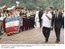 Presidente Lula, ao lado do presidente Sarkozy, passam em revista as tropas na chegada à Guiana Francesa.