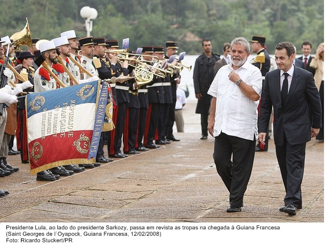 Presidente Lula, ao lado do presidente Sarkozy, passam em revista as tropas na chegada à Guiana Francesa.