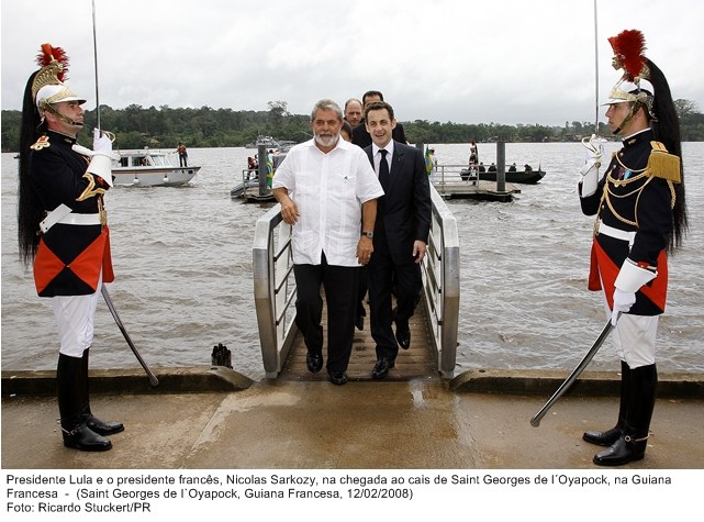 Presidente Lula e o presidente francês, Nicolas Sarkozy, na chegada ao cais de Saint Georges de l'Oyapock, Guiana Francesa.