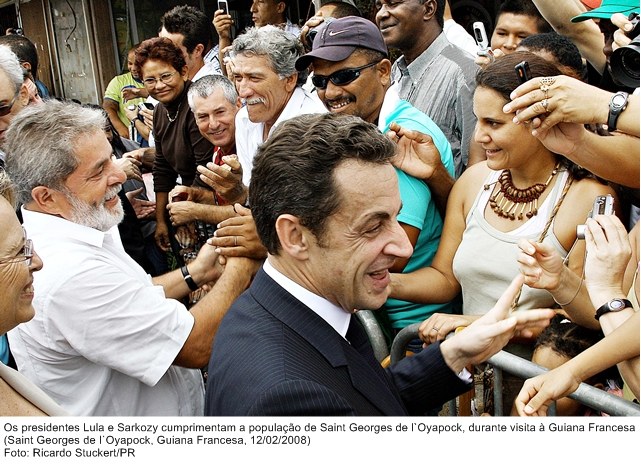Presidente Lula e Sarkozy cumprimentam a população de Saint Georges de l'Oyapock na visita à Guiana Francesa.
