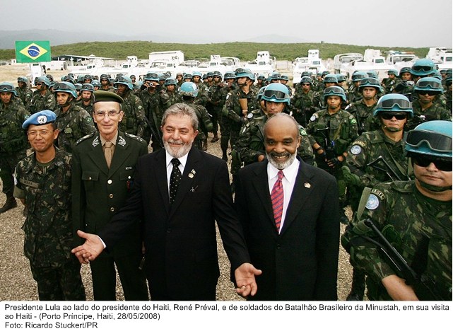 Presidente Lula, ao lado do presidente  do Haiti, René Préval, e de soldados do batalhão brasileiro de Minustah, em sua visita ao Haiti.