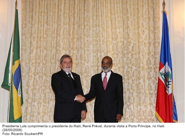 Presidente Lula cumprimenta o presidente do Haiti, René Préval, durante visita a Porto Príncipe.