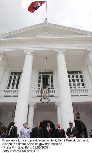 Presidente Lula e o presidente do Haiti, René Préval, diante do Palácio Nacional, sede do governo haitiano.