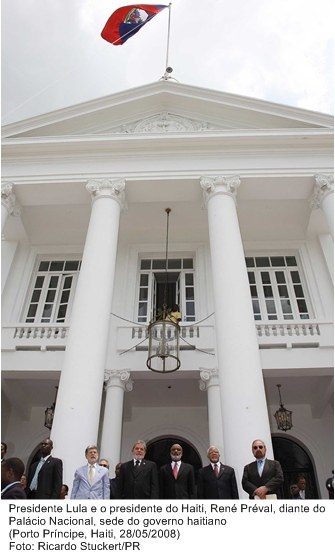 Presidente Lula e o presidente do Haiti, René Préval, diante do Palácio Nacional, sede do governo haitiano.