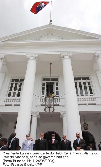 Presidente Lula e o presidente do Haiti, René Préval, diante do Palácio Nacional, sede do governo haitiano.
