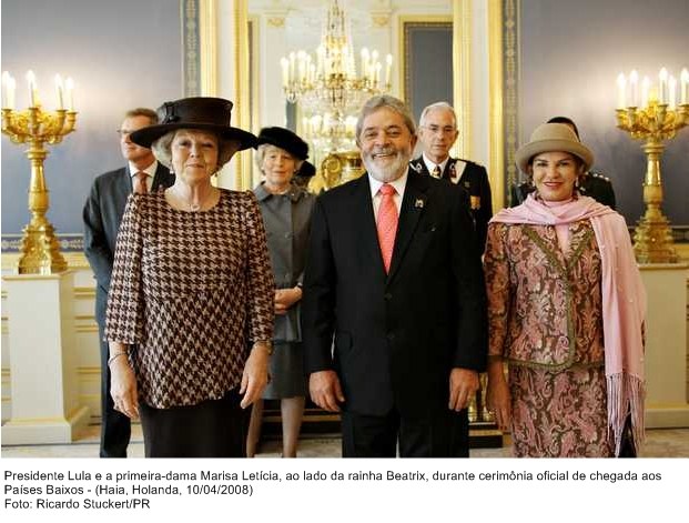 Presidente Lula, a primeira-dama, Marisa Letícia, ao lado da rainha Beatrix, durante cerimônia oficial de chegada ao países baixos.