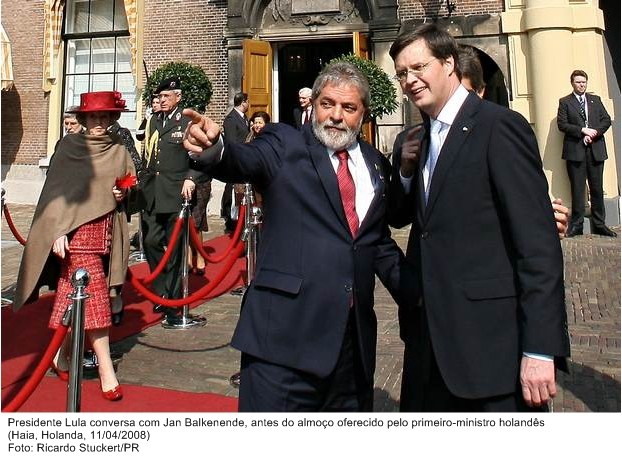 Presidente Lula conversa com o primeiro-ministro Jan Balkenende antes do almoço oferecido pelo primeiro-ministro holandês.