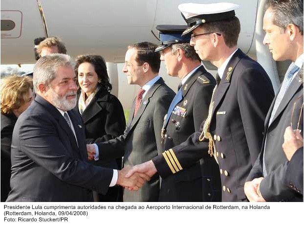 Presidente Lula cumprimenta autoridades na chegada ao aeroporto internacional de Rotterdam, na Holanda.