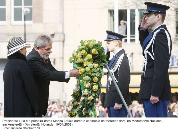 Presidente Lula e a primeira-dama, Marisa Letícia, durante cerimônia de oferenda floral no Monumento Nacional, em Amsterdã.