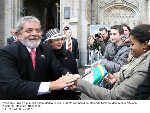 Presidente Lula e a primeira-dama, Marisa Letícia, durante cerimônia de oferenda floral no Monumento Nacional em Amsterdã.