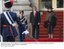 Presidente Lula e a rainha Beatrix, durante cerimônia oficial de chegada aos países baixos realizada no Palácio Noordeinde.