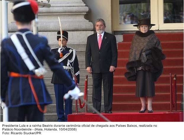 Presidente Lula e a rainha Beatrix, durante cerimônia oficial de chegada aos países baixos realizada no Palácio Noordeinde.