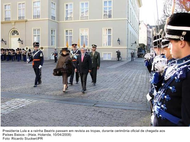 Presidente Lula e a rainha Beatrix passam em revista as tropas durante cerimônia oficial de chegada aos países baixos.