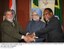 Presidente Lula, ao lado do primeiro-ministro da Índia, Manmohan Singh, cumprimenta o presidente da África do Sul, Kgalema Motlanthe.