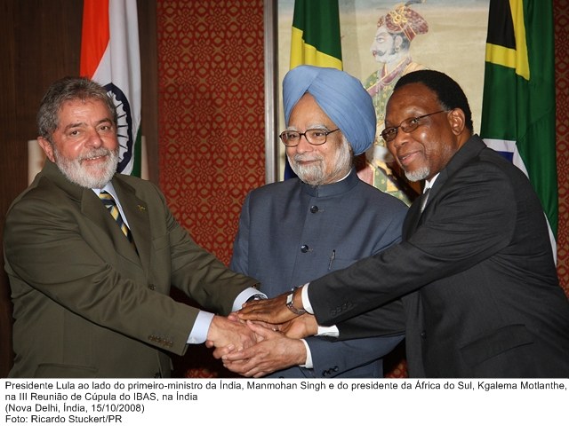 Presidente Lula, ao lado do primeiro-ministro da Índia, Manmohan Singh, cumprimenta o presidente da África do Sul, Kgalema Motlanthe.