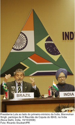 Presidente Lula, ao lado do primeiro-ministro da Índia, Manmohan Singh, participa da III Reunião de Cúpula do IBAS.