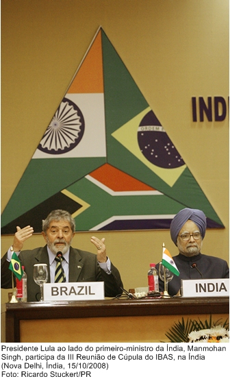 Presidente Lula, ao lado do primeiro-ministro da Índia, Manmohan Singh, participa da III Reunião de Cúpula do IBAS.