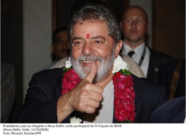 Presidente Lula na chegada a Nova Delhi, onde participará da III Cúpula do IBAS.