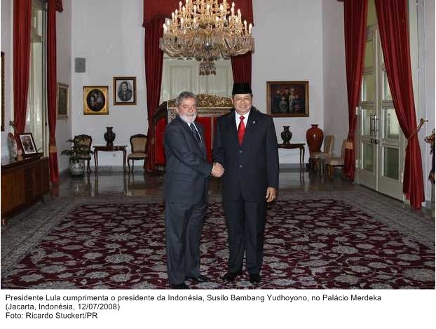 Presidente Lula cumprimenta o presidente da Indonésia, Susilo B. Yudhoyono, no Palácio Merdeka.