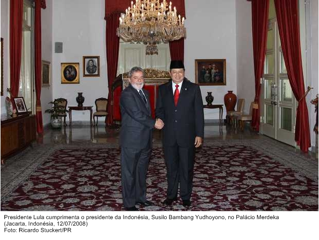 Presidente Lula cumprimenta o presidente da Indonésia, Susilo B. Yudhoyono, no Palácio Merdeka.