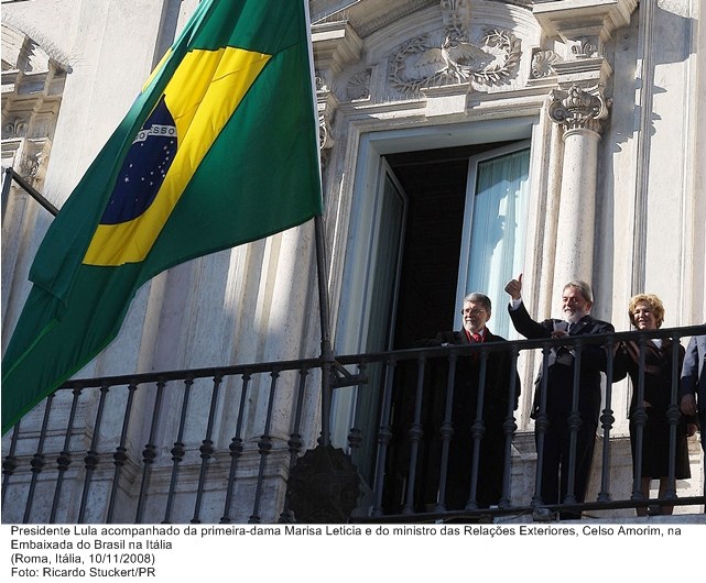 Presidente Lula acompanhado da primeira-dama, Marísa Letícia e do ministro Celso Amorim, na embaixada do Brasil na Itália.