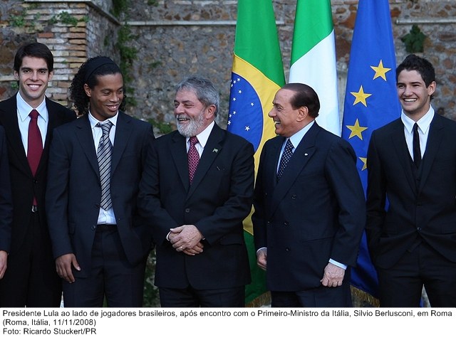 Presidente Lula ao lado de jogadores brasileiros, após encontro com o primeiro-ministro da Itália, Silvio Berlusconi.