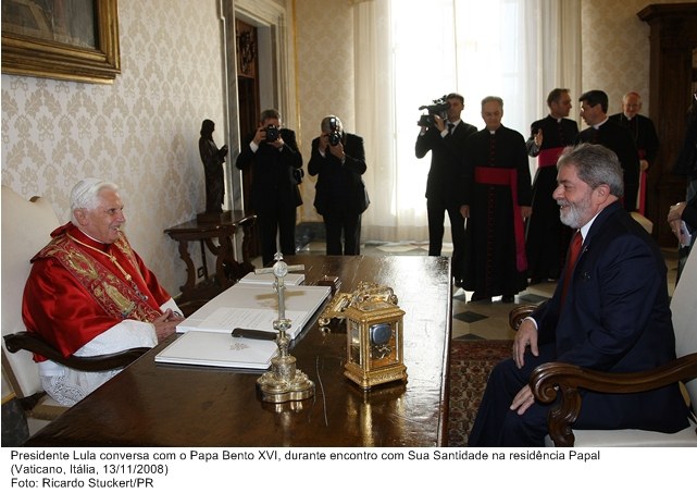 Presidente Lula conversa com  o Papa Bento XVI, durante encontro com Sua Santidade na residência Papal.