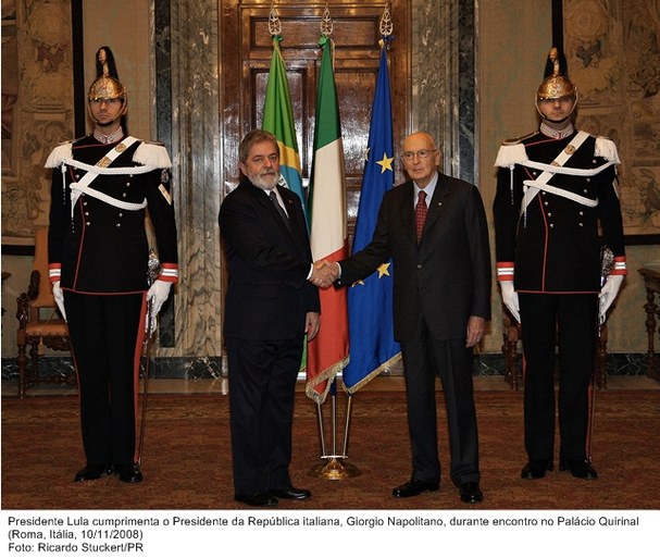 Presidente Lula cumprimenta o presidente da República italiana, Giorgio Napolitano, durante encontro no Palácio Quirinal.