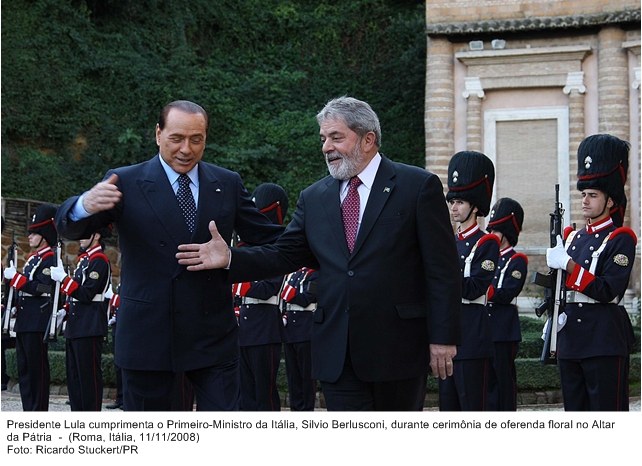 Presidente Lula cumprimenta o primeiro-ministro da Itália, Silvio Berlusconi, durante cerimônia de oferenda floral no Altar da Pátria.