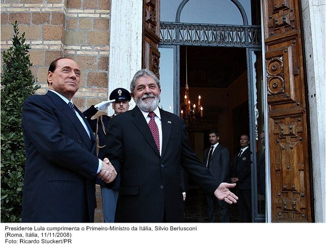 Presidente Lula cumprimenta o primeiro-ministro da Itália, Silvio Berlusconi.