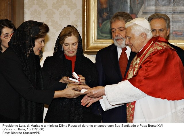 Presidente Lula, dona Marisa e a ministra  Dilma Rousseff durante encontro com Sua Santidade o Papa Bento XVI.