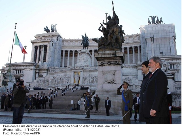 Presidente Lula durante cerimônia de oferenda floral, no altar da pátria, em Roma.