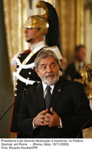 Presidente Lula durante declaração à imprensa no Palácio Quirinal em Roma.