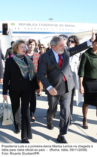 Presidente Lula e a primeira-dama, Marisa Letícia, na chegada a Itália, para visita oficial ao país.