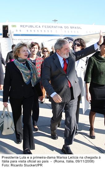 Presidente Lula e a primeira-dama, Marisa Letícia, na chegada a Itália, para visita oficial ao país.
