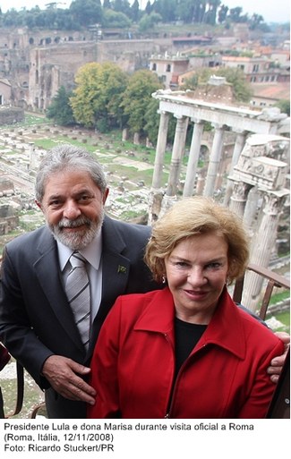 Presidente Lula e dona Marisa durante visita oficial a Roma.