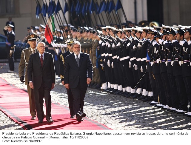 Presidente Lula e o presidente da República Italiana, Giorgio Napolitano, passam em revista as tropas durante cerimoônia de chegada ao Palácio Quirinal.