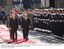 Presidente Lula e o presidente da República Italiana, Giorgio Napolitano, passam em revista as tropas durante cerimoônia de chegada ao Palácio Quirinal.