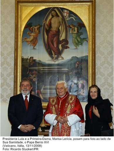 Presidente Lula e primeira-dama, Marisa Letícia, posam para foto ao lado de Sua Santidade o Papa Bento XVI.