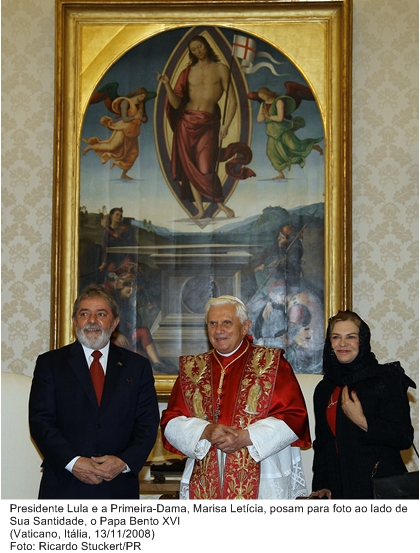 Presidente Lula e primeira-dama, Marisa Letícia, posam para foto ao lado de Sua Santidade o Papa Bento XVI.