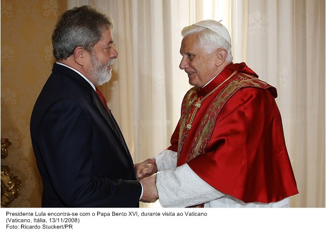 Presidente Lula encontra-se com o Papa Bento XVI, durante visita no Vaticano.