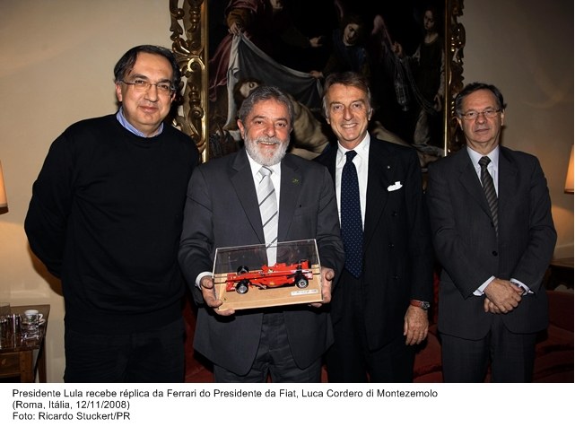 Presidente Lula recebe réplica da Ferrari do presidente da Fiat, Luca Cordero di Montezemolo.