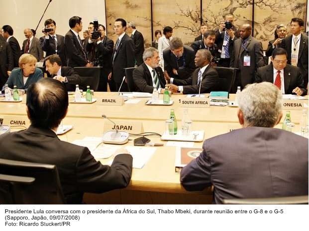 Presidente Lula conversa com o presidente da África do Sul, Thabo Mbeki, durante reunião do G-8 e do G-5.
