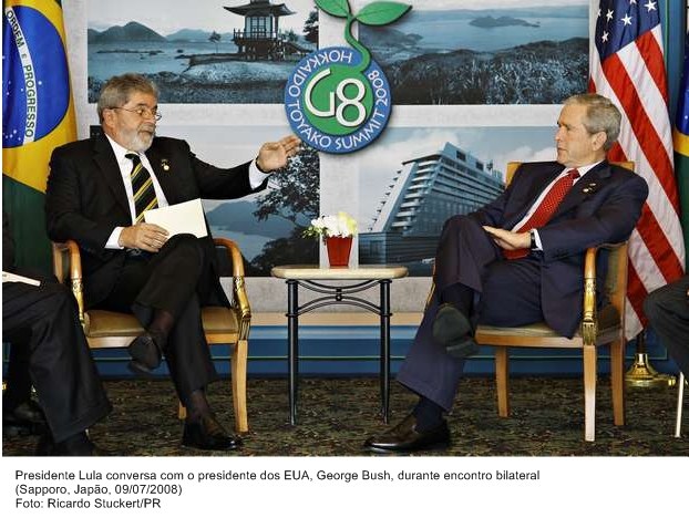 Presidente Lula conversa com o presidente dos EUA, George Bush, durante encontro bilateral.