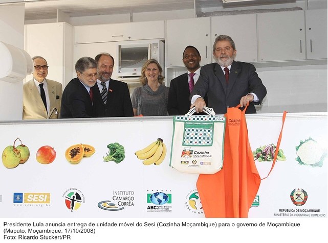 Presidente Lula anuncia entrega de Unidade Móvel do Sesi (Cozinha Moçambique) para o governo de Moçambique.