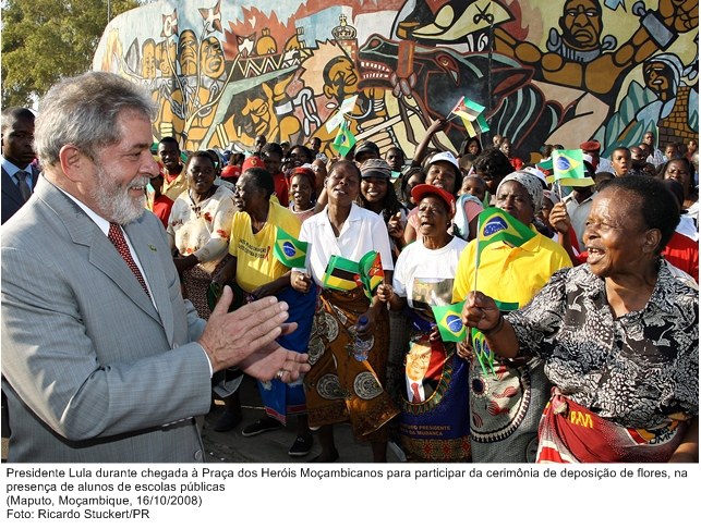 Presidente Lula durante chegada a Praça dos Hérois moçambicanos, para participar de cerimônia de deposição de flores.