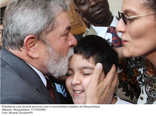 Presidente Lula durante encontro com a comunidade brasileira em Moçambique.